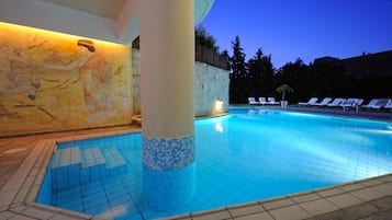 Seasonal outdoor pool, pool umbrellas