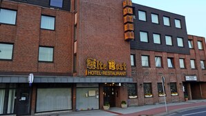 A brick building with a sign reading "Alt Post Hotel Restaurant." - Alte Post (Lehrte)