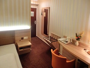 Single Room | Minibar, in-room safe, desk, soundproofing - Alte Post (Lehrte)