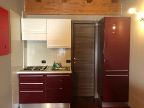 Classic trippelrum | Eget kök | Kylskåp, mikrovågsugn, spishäll och grytor/köksredskap