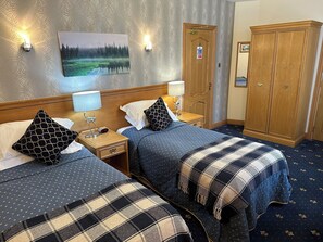 Habitación Deluxe con 1 cama doble o 2 individuales, baño privado | Sábanas de algodón egipcio y ropa de cama de alta calidad