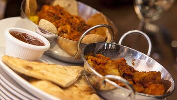 Frukost, lunch och middag serveras