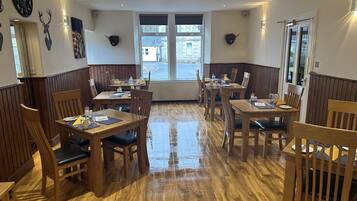 Breakfast, lunch and dinner served