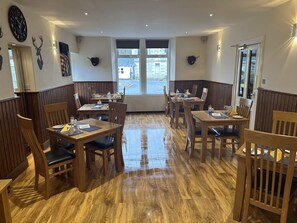 Frokost, lunsj og middag serveres