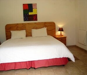 Desk, free WiFi, bed sheets - Louhallas Bed & Breakfast (Edenvale)