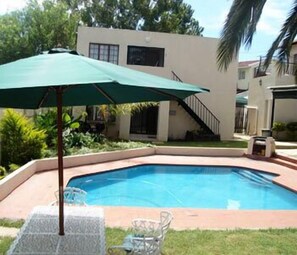 Outdoor pool - Louhallas Bed & Breakfast (Edenvale)
