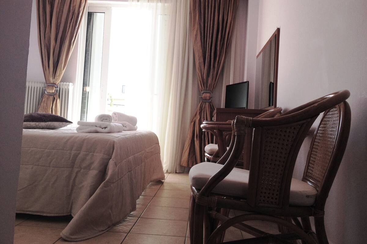 Select Comfort beds, minibar, desk, free WiFi