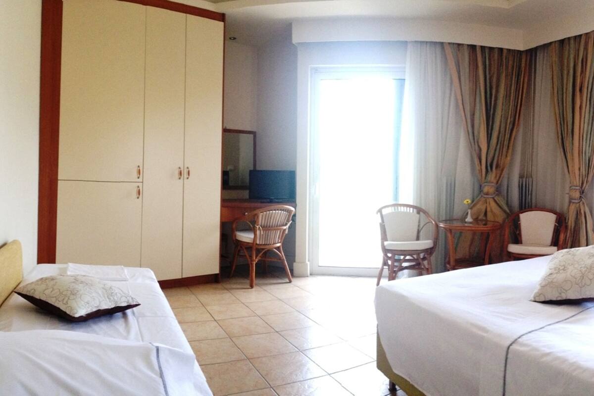 Select Comfort beds, minibar, desk, free WiFi