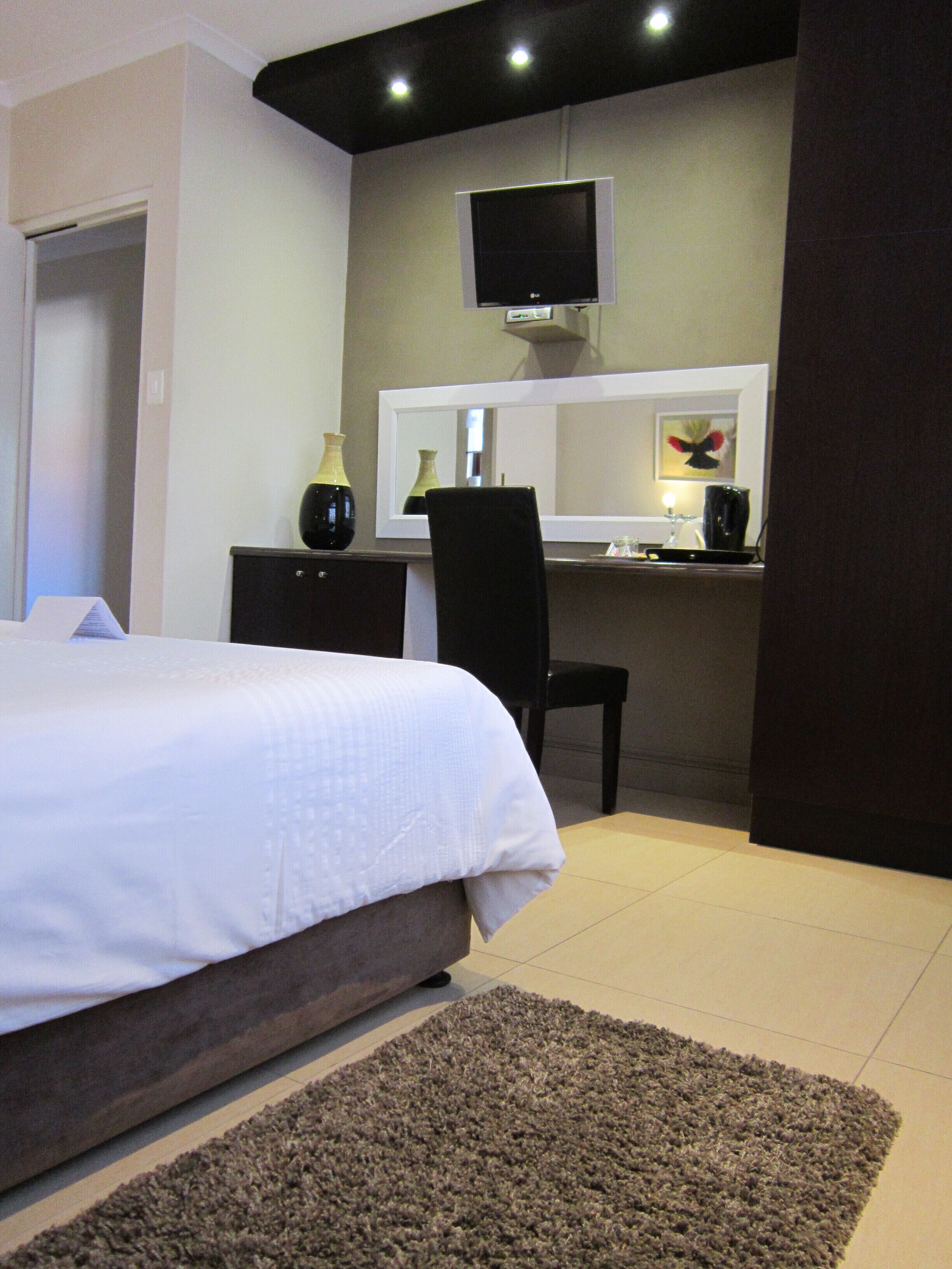 Habitación doble | Colchones Select Comfort, caja fuerte, decoración individual