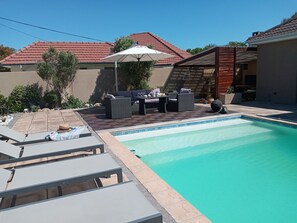 Outdoor pool, pool umbrellas, pool loungers - La Roche Guest House (Cape Town)
