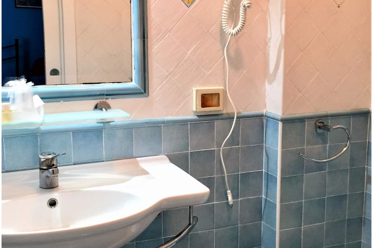 triple room, sea view | bathroom | shower, hair dryer, towels