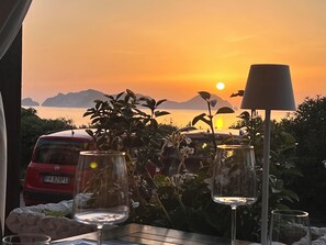 供应早餐、午餐和晚餐，地方菜，室外就餐