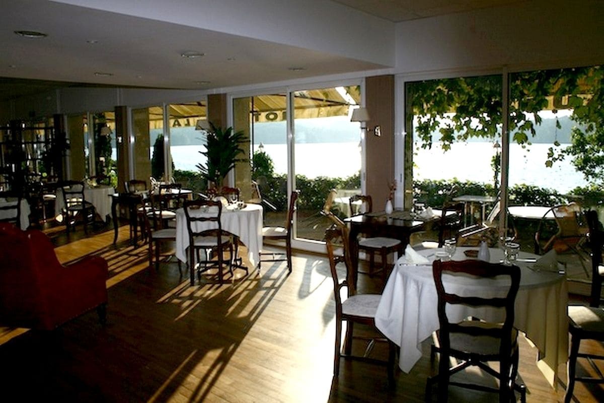 2 restaurants, breakfast, lunch, dinner served; french cuisine