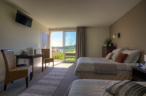 خزنة داخل الغرفة ومكتب وتجهيزات عازلة للصوت ومكواة/لوح كي