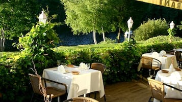 2 restaurants, serveren ontbijt, lunch, diner, Franse gerechten