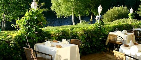 2 restaurants servant le petit déjeuner, spécialités Cuisine française