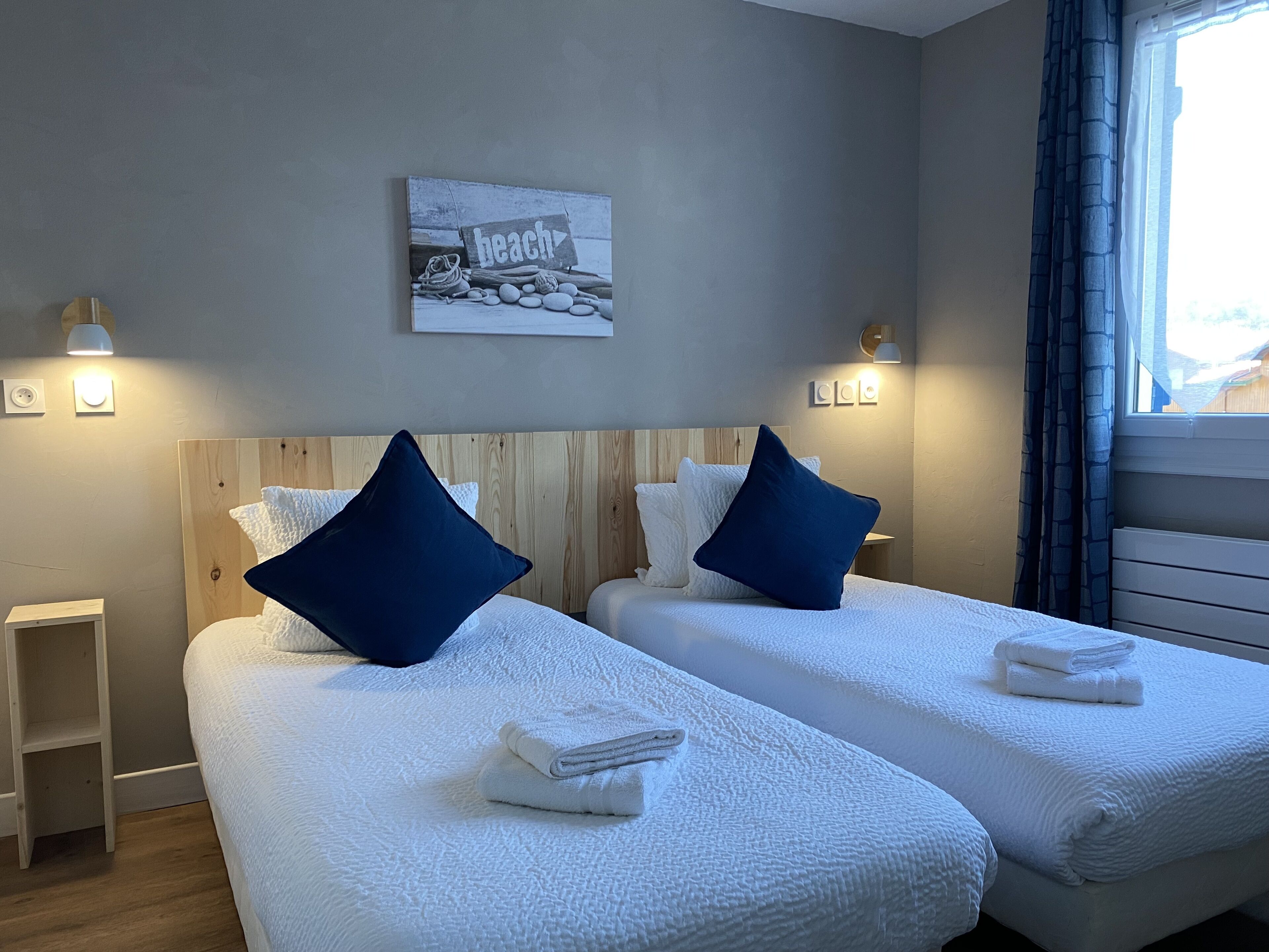 comfort double or twin room | in-room safe, desk, free wifi, bed sheets