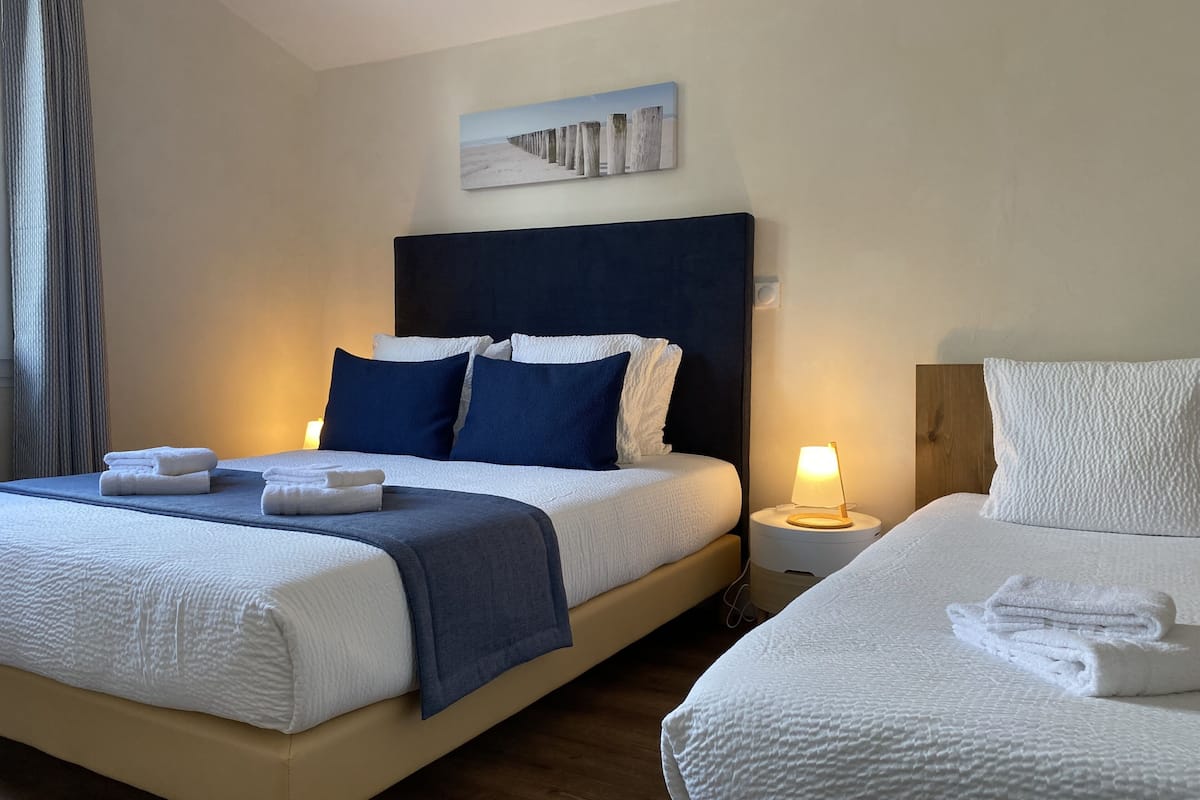 quadruple room | in-room safe, desk, free wifi, bed sheets