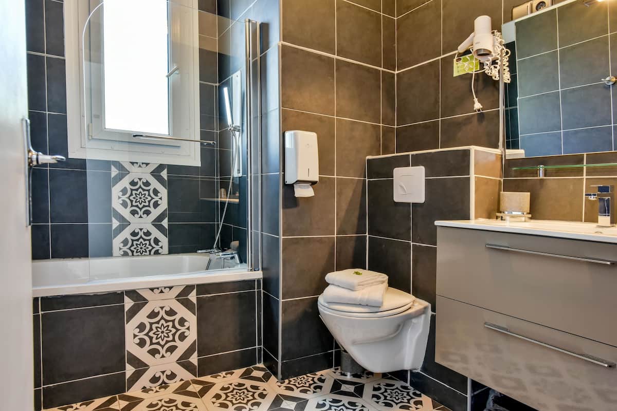 comfort double or twin room | bathroom | free toiletries, hair dryer, towels, soap