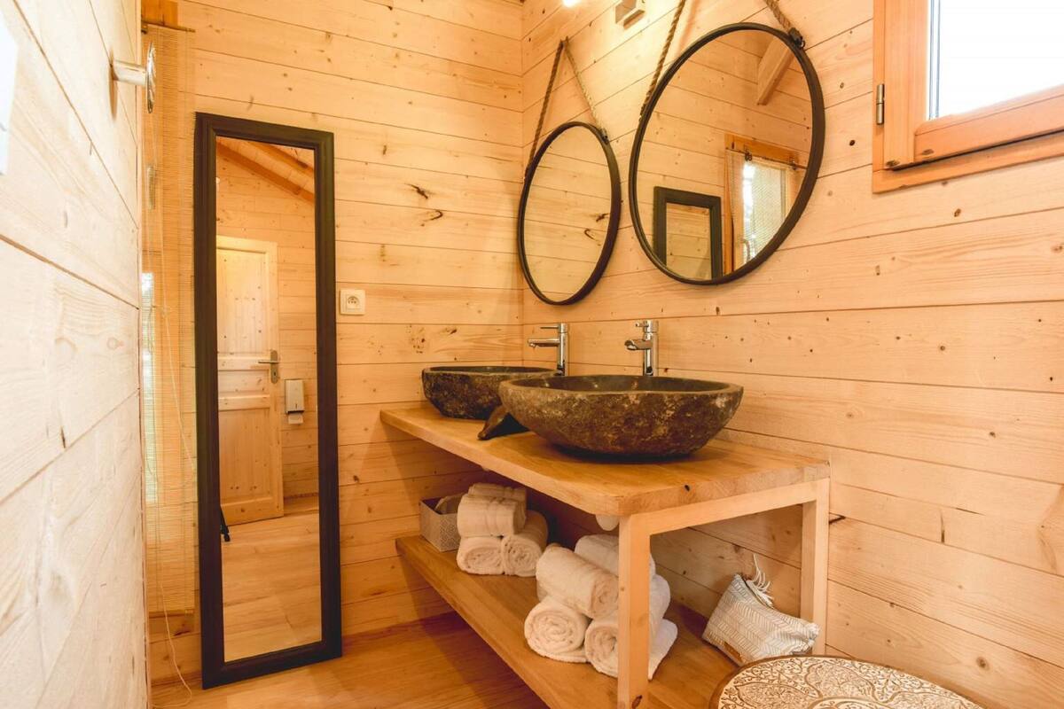 tree house (5m high) | bathroom | free toiletries, hair dryer, towels, soap
