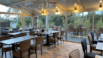 Desayuno buffet diario (EUR 11.50 por persona)