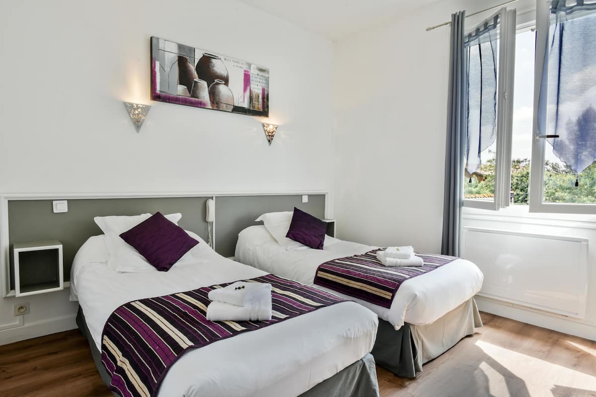 comfort double or twin room | in-room safe, desk, free wifi, bed sheets