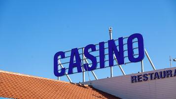 Ein großes, blaues Schild mit dem Wort 'CASINO' vor strahlend blauem Himmel.