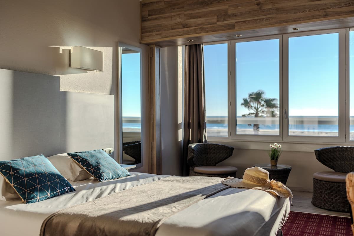 Habitación doble superior, vista al mar | Minibar, caja de seguridad en la habitación y escritorio