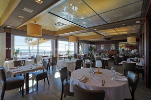 Déjeuner et dîner servis sur place, vue sur la plage 