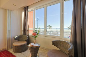 Quarto casal superior, vista para o mar | Área de estar | TV LCD