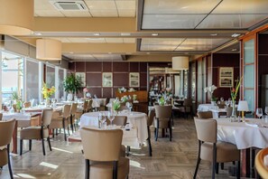Der serveres frokost og aftensmad