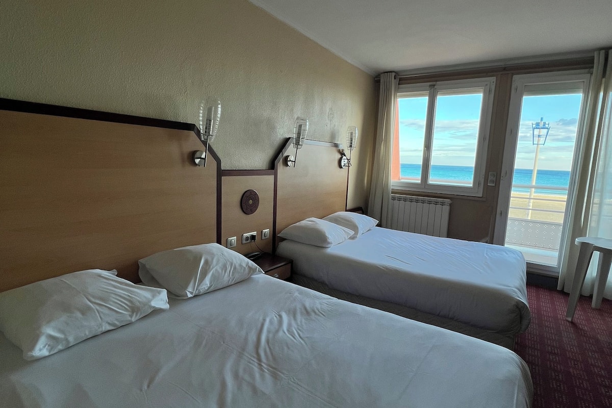 Superior Family Room Sea View | Minibar, caja de seguridad en la habitación y escritorio
