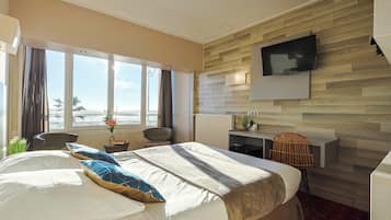 Habitación doble superior, vista al mar | Minibar, caja de seguridad en la habitación y escritorio