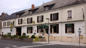 Um edifício de dois andares com uma placa que diz "Le Cheval Blanc".