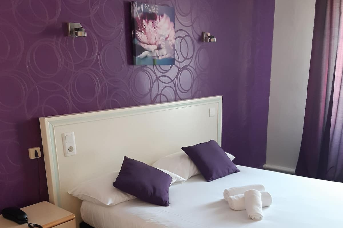 Standard Double Room, Street side | In-room safe, desk, iron/ironing board, free WiFi