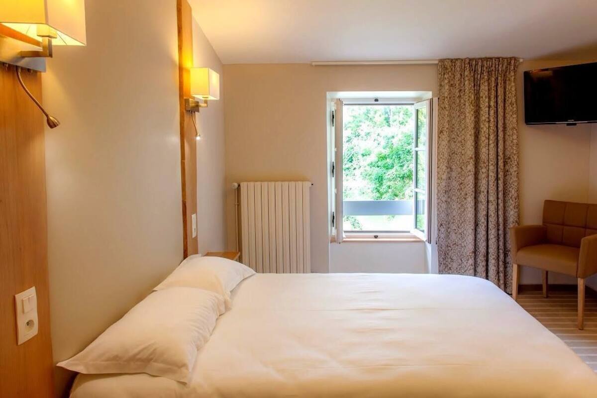 Standard Double Room | In-room safe, desk, soundproofing, WiFi (free)