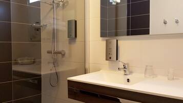 Chambre Double Supérieure | Salle de bain | Serviettes fournies