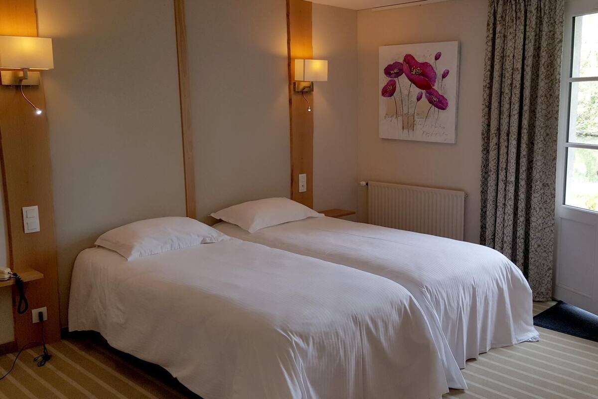 Superior Double Room | In-room safe, desk, soundproofing, WiFi (free)