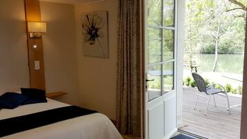 Superior Double Room | In-room safe, desk, soundproofing, WiFi (free)