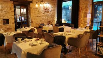 Daily continental breakfast (EUR 20 per person)