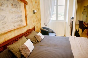 Double Room | In-room safe, desk, free cribs/infant beds, rollaway beds