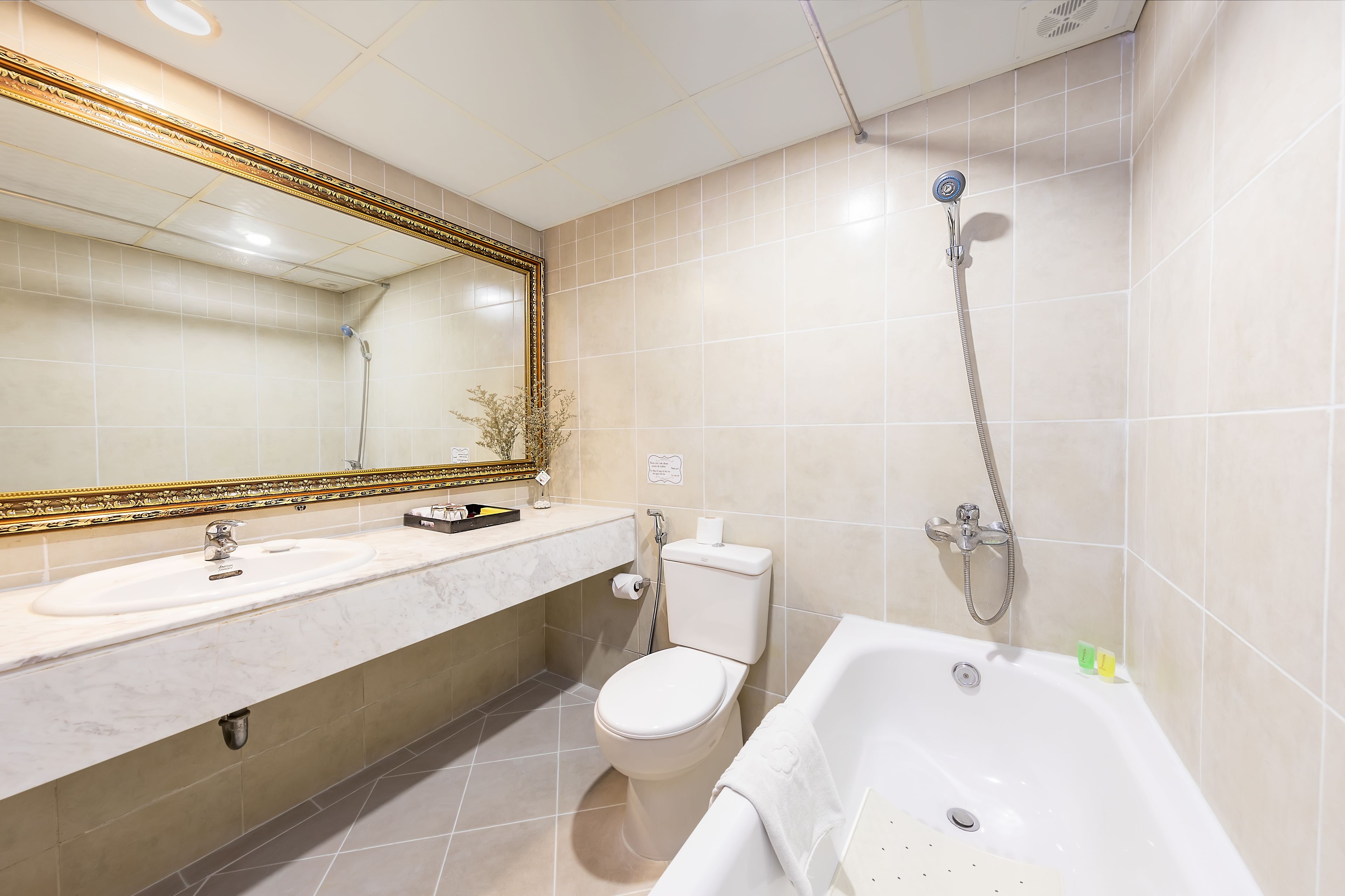 executive double room, 1 queen bed, balcony, city view | bathroom | jetted bath, rainfall showerhead, designer toiletries, hair dryer