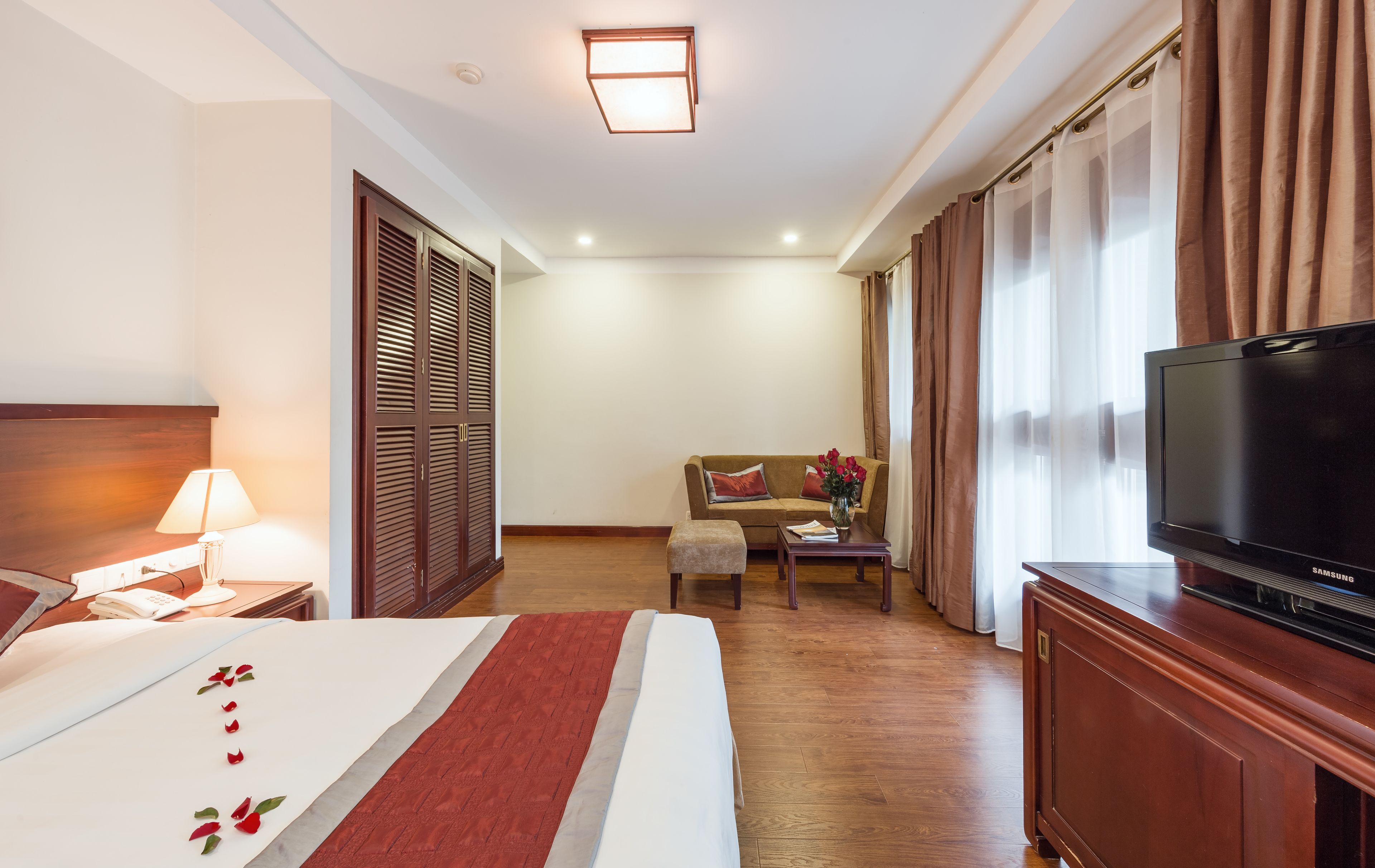 executive double room, 1 queen bed, balcony, city view | premium bedding, pillow-top beds, minibar, in-room safe