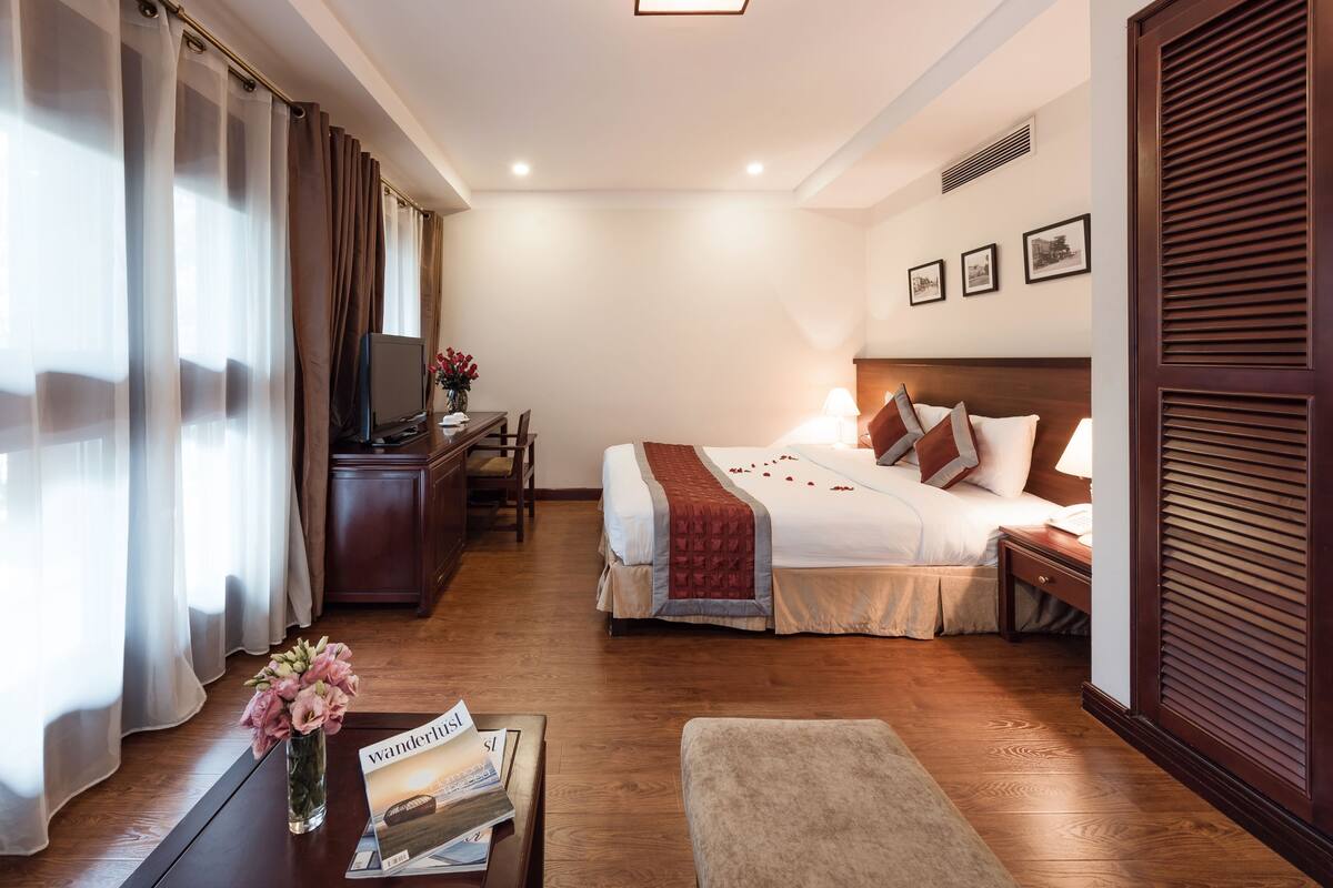 Executive Double Room, 1 Queen Bed, Balcony, City View | Premium bedding, pillowtop beds, minibar, in-room safe