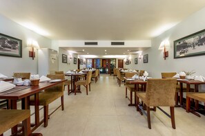 Breakfast, lunch and dinner served - La Dolce Vita (Hanoi)
