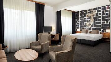 Deluxe-Zimmer | Hochwertige Bettwaren, Betten mit Memory-Foam-Matratzen, Minibar
