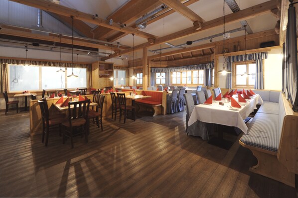 2 restaurants, breakfast, lunch, dinner served; international cuisine