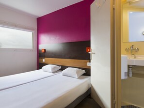 Chambre, 2 lits jumeaux (Side-Car) | Bureau, rideaux d’obscurcissement, accès au Wi-Fi (inclus)