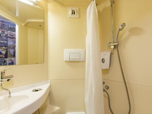 Douche, articles de toilette écologiques, serviettes fournies