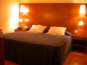 Schreibtisch, schallisolierte Zimmer, Bügeleisen/Bügelbrett